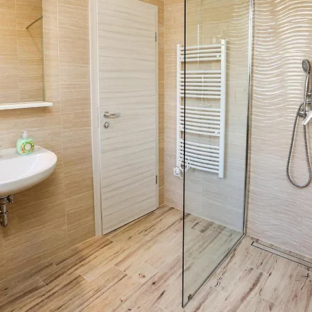 3 Bedroom Nice Apartment In Split